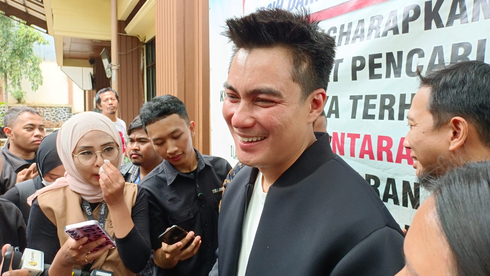 SIDANG: Baim Wong saat ditemui usai sidang di Pengadilan Agama Jakarta Selatan, Rabu (12/3).&nbsp;