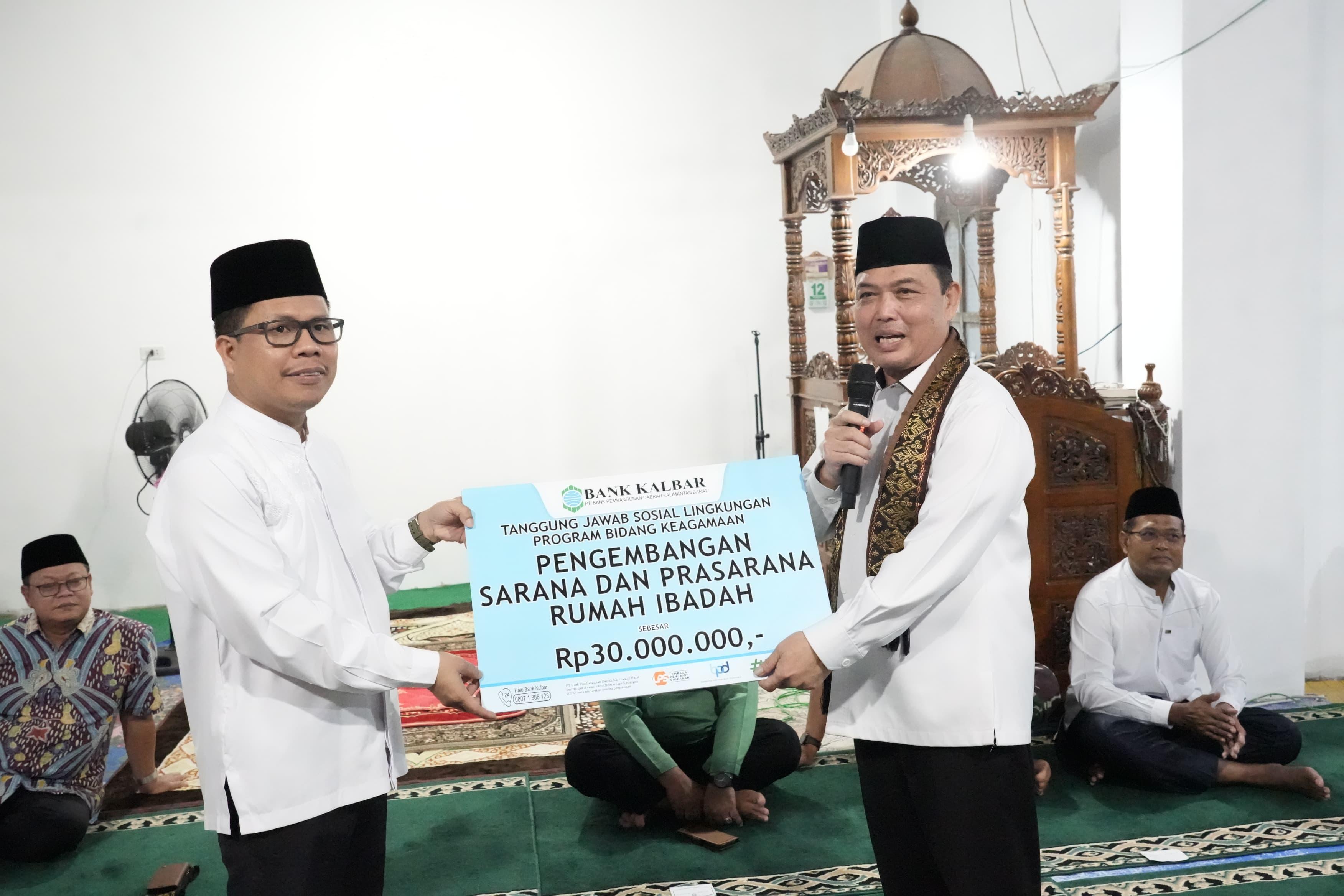 BANTUAN: Penyerahan bantuan dari Pemerintah Provinsi Kalbar ke Pemkab Sambas. Bantuan itu secara simbolis diserahkan Gubernur Kalbar Ria Norsan ke Bupati Sambas Satono.