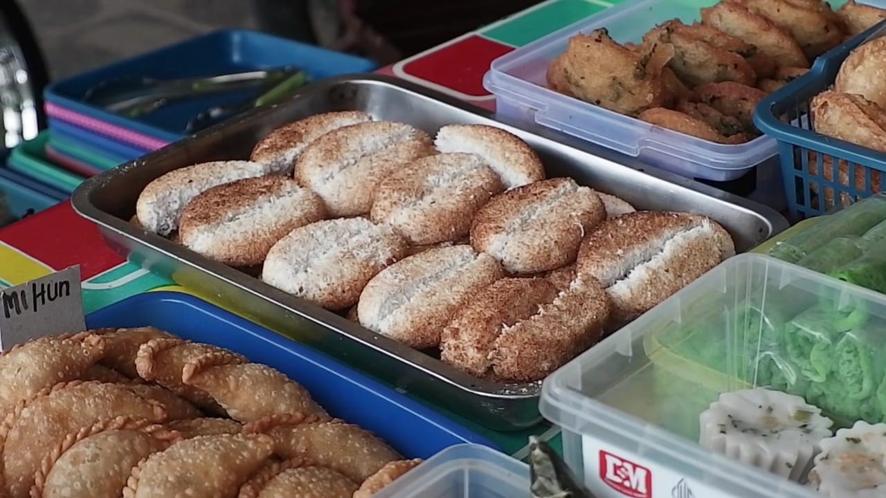 KUE DANGE: Elvia warga Dusun Rai, Desa Raja, Kecamatan Ngabang saat membuat kue dange di rumahnya.