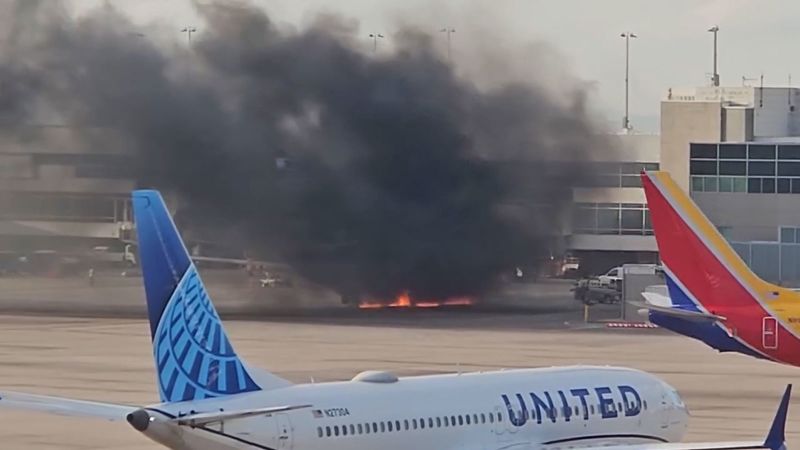 Pesawat milik American Airlines terbakar setelah mendarat di Bandara Internasional Denver, Colorado, Amerika Serikat, Kamis (14/3).