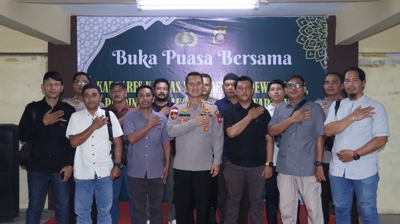 Kapolres Kapuas Hulu AKBP Hendrawan saat bersama media.