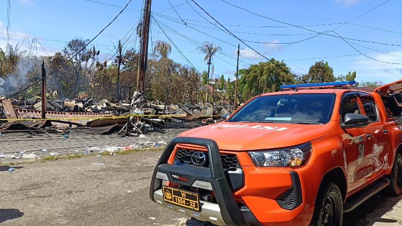 Kebakaran hebat yang terjadi di Kota Putussibau menyebabkan belasan toko pakaian ludes terbakar.