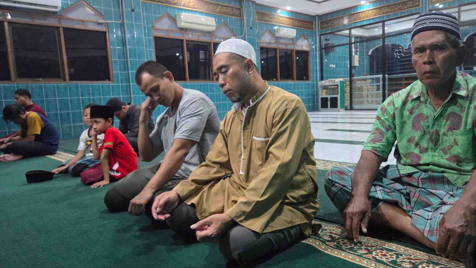 DIBANGUN 1943: Jemaah Masjid Jami, Kota Jayapura, menunaikan salat Magrib seusai berbuka puasa (5/3).