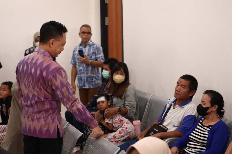 MENINJAU: Wali Kota Pontianak Edi Rusdi Kamtono meninjau pelayanan Puskesmas Tanjung Hulu.
