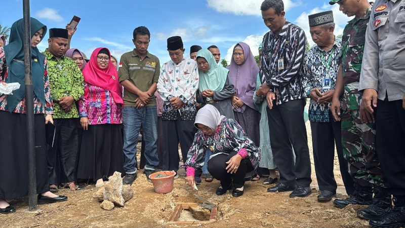 Bupati Erlina meletakan batu pertama pembangunan masjid.