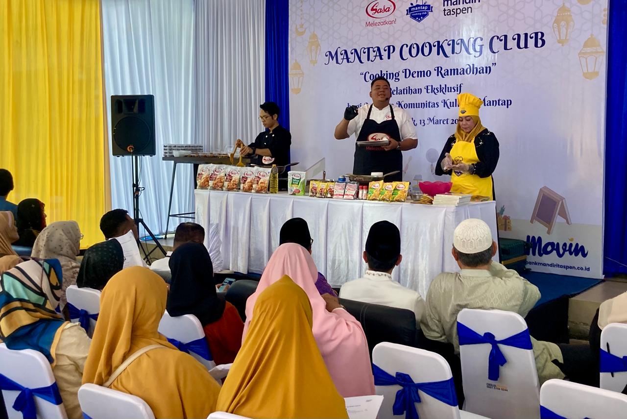 Puluhan nasabah Bank Mandiri Taspen yang terdiri dari ibu-ibu saat mengikuti pelatihan dan demo memasak Mantap Cooking Club hasil kerjasama Bank Mandiri Taspen.