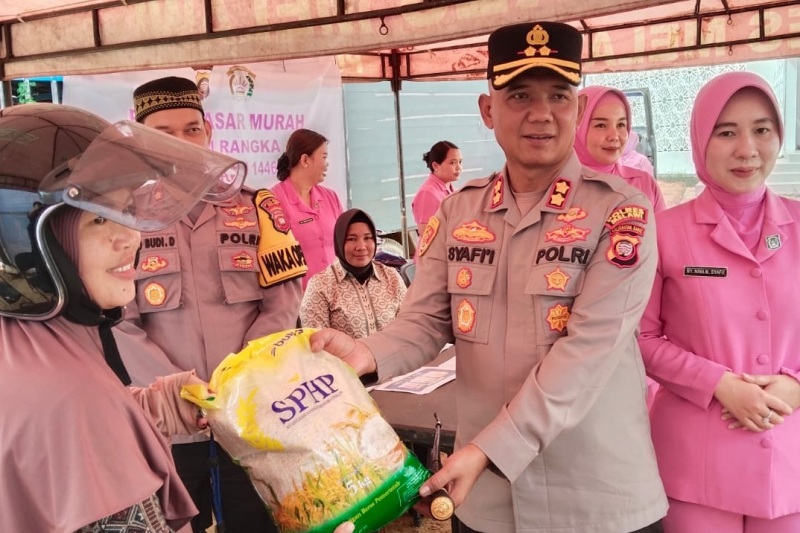 Kapolres Melawi AKBP Muhammad Syafii sedang melayani konsumen dalam kegiatan bazar murah di halaman Masjid Agung Kota Juang Nanga Pinoh.