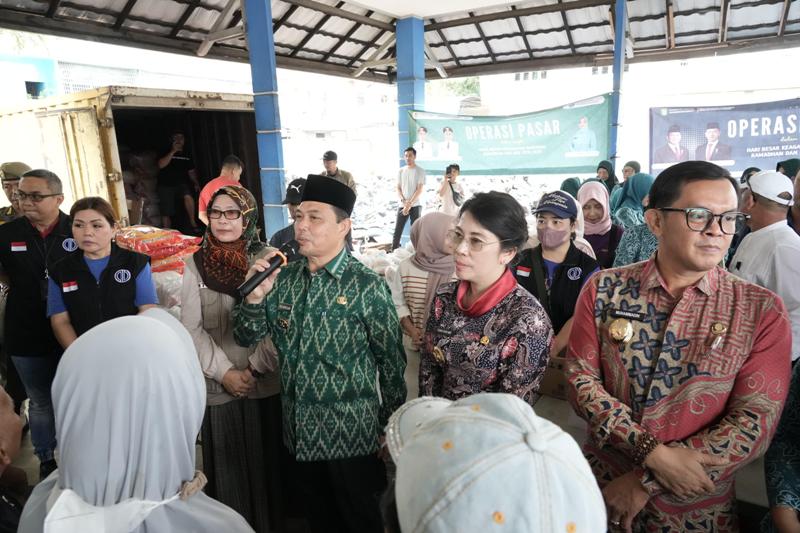 Gubenur Kalbar Ria Norsan didampingi Wali Kota Singkawang Tjhai Chui Mie saat membuka gerakan pangan murah (GPM) di Terminal Pasiran Pemkot Singkawang (13/3).