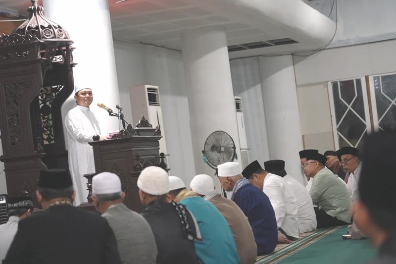 Gubernur Kalbar Ria Norsan saat menyampaikan kuliah tujuh menit (kultum) salat subuh berjamaah di Masjid Agung Nurul Islam Singkawang, Kamis (13/3).
