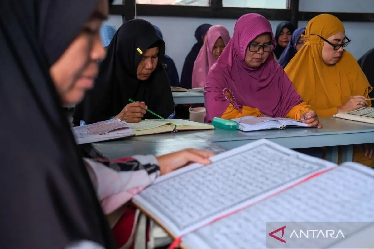 Wanita mualaf mengikuti tadarus bersama Komunitas Mualaf Peduli Kalbar di Sungai Raya, Kabupaten Kubu Raya, Selasa (11/3). Kegiatan yang berlangsung selama 14 hari di bulan Ramadan 1446 H.