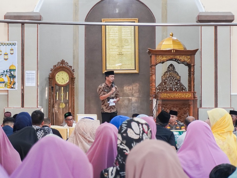Wakil Bupati Sintang Florensius Ronny saat bersafari ramadhan di Masjid Al-Hikmah.