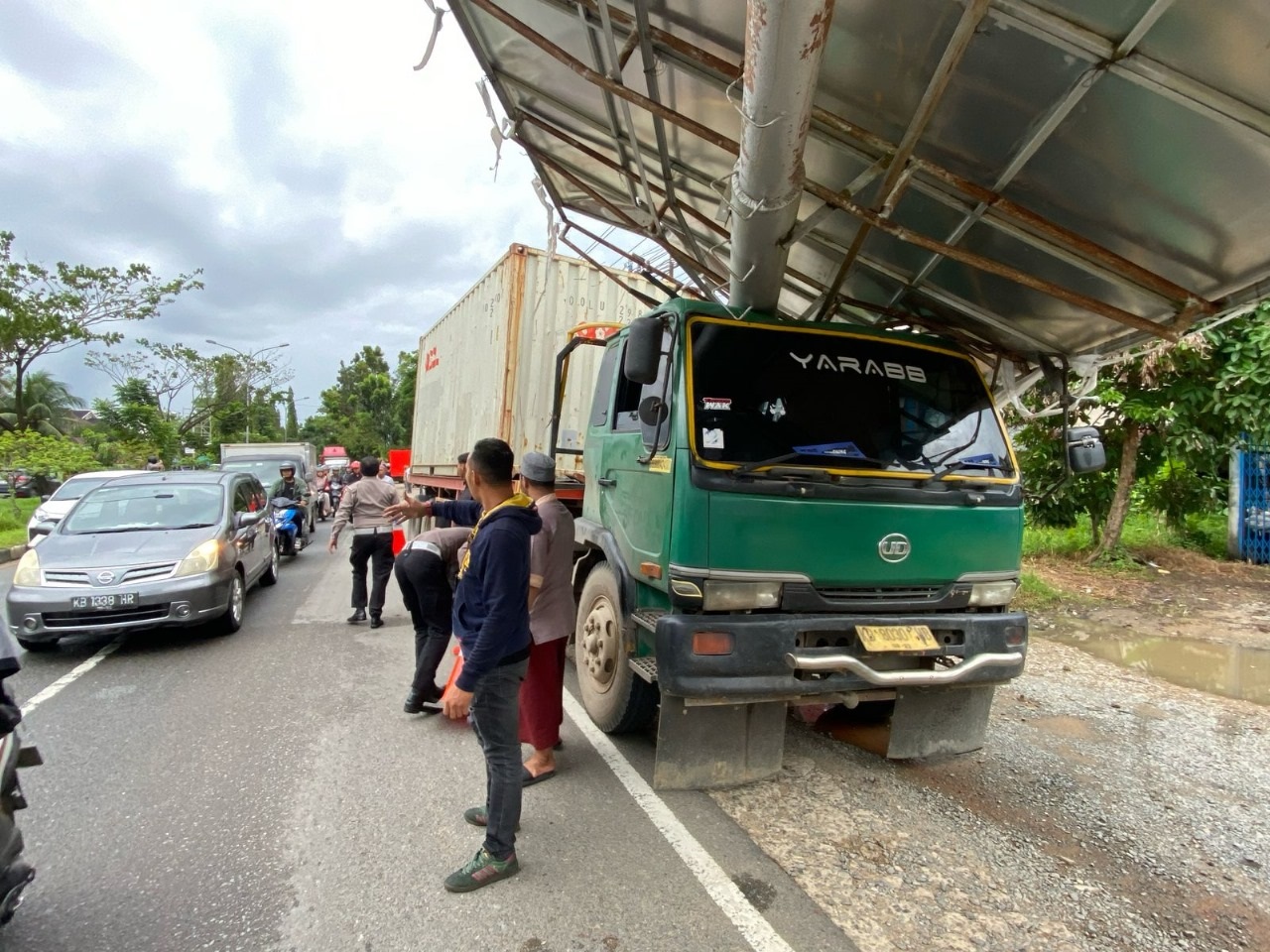 BENTURAN KERAS: Pihak kepolisian menjelaskan sopir awalnya bermaksud menepi. Namun, diduga kurang memperhitungkan jarak dengan tiang reklame di pinggir jalan.
