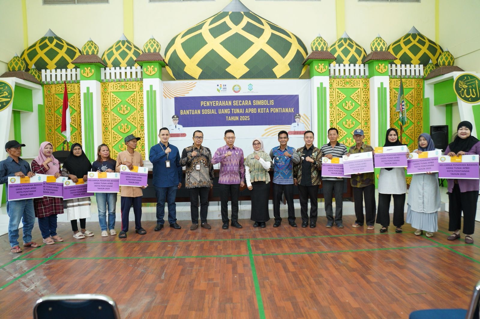 SIMBOLIS: Suasana penyerahan bantuan tunai bagi masyarakat dilakukan secara simbolis di Aula Kantor Camat Pontianak Tenggara, belum lama ini.