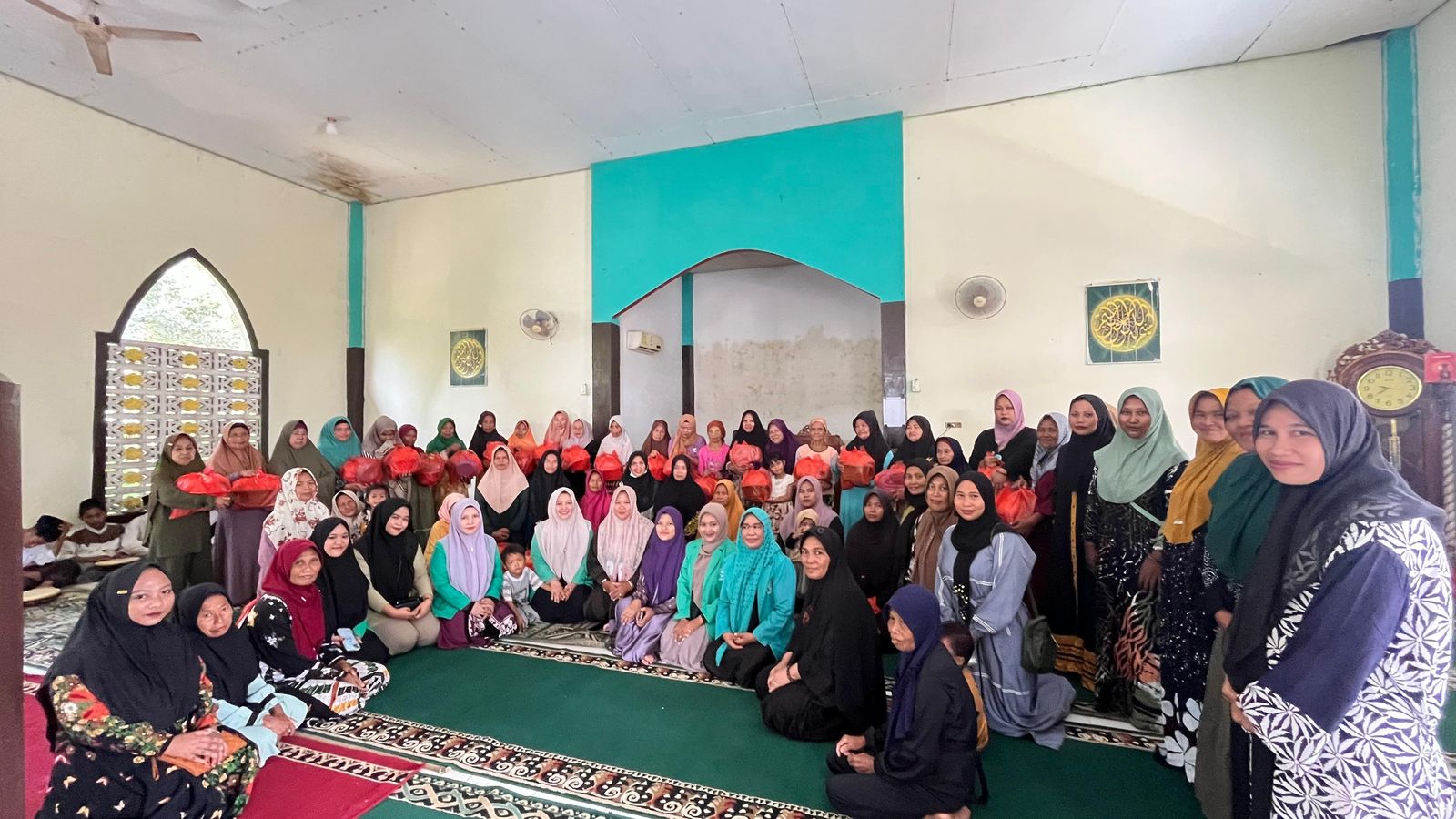 PC Fatayat Kubu Raya saat menggelar santunan bagi kaum duafa di masjid Kumpai, Minggu (16/03).