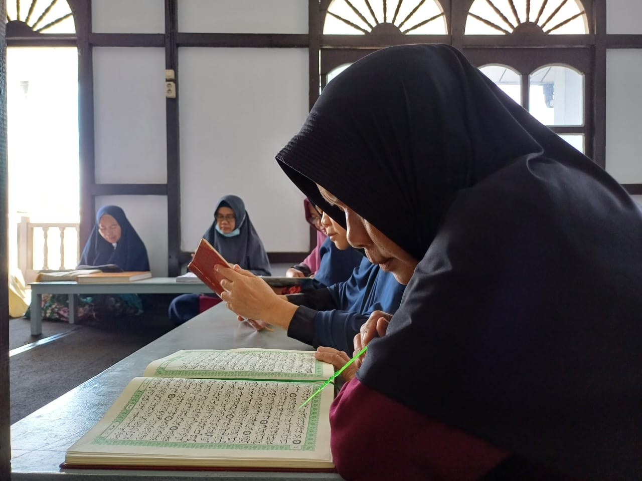 MENGAJI : Mengaji menjadi aktivitas rutin para mualaf yang belajar di Kantor dan Pusat Dakwah Mualaf Peduli.
