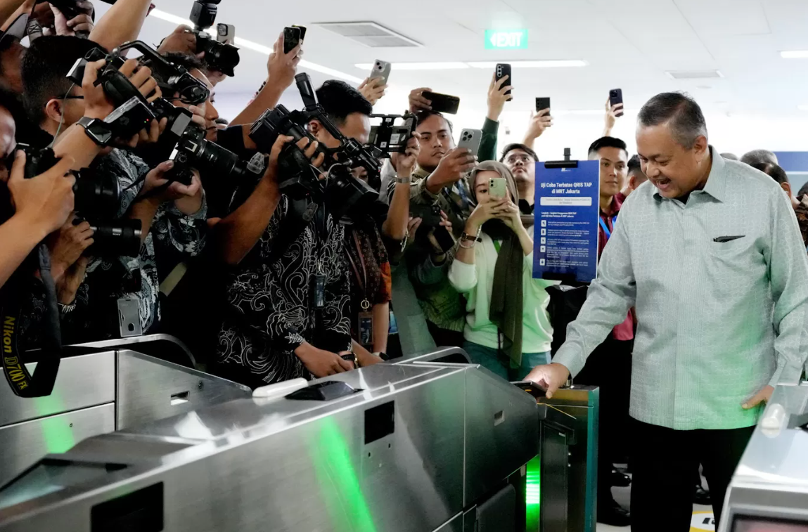 UJI COBA: Gubernur BI Perry Warjiyo saat uji coba QRIS TAP di stasiun MRT Bundaran Hotel Indonesia (HI), Jumat (14/3).