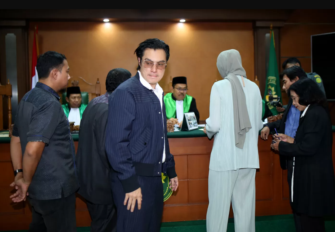 SIDANG CERAI: Baim Wong dan Paula Verhoeven (berbahu putih) saat bersiap menjalani sidang perceraiannya dengan Baim Wong di Pengadilan Jakarta Selatan, belum lama ini.