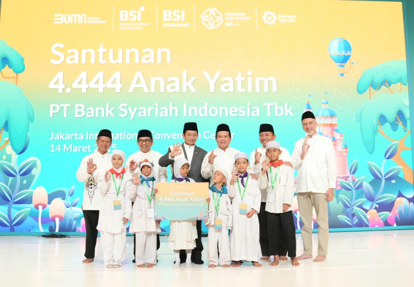 PT Bank Syariah Indonesia Tbk (BSI) saat memberikan santunan kepada perwakilan anak yatim di JCC Senayan Jakarta, Jumat (14/03).
