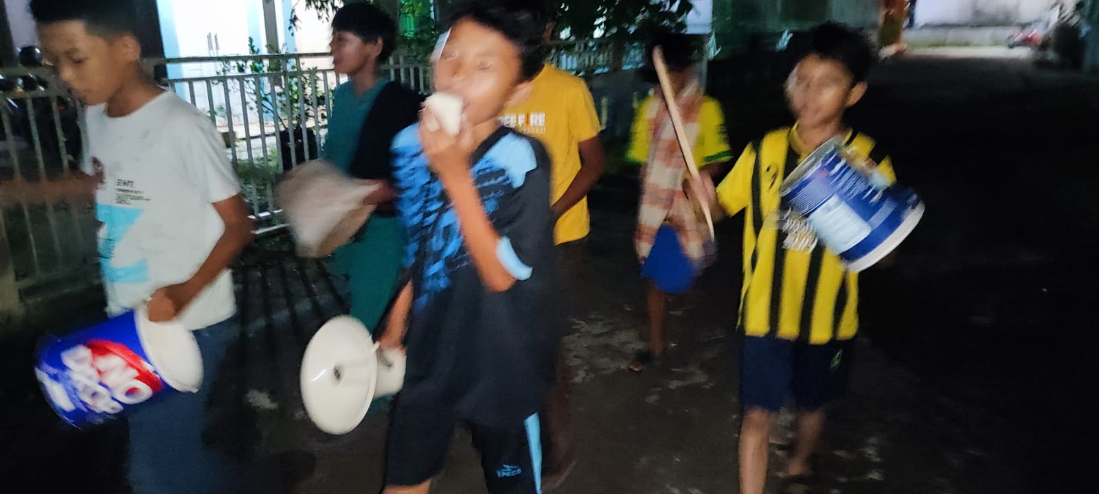 Anak-anak dari Surau Al-Ikhwan saat membangunkan sahur di Komplek Staradis Residence-Villa Sejahtera III, Jalan Adisucipto.