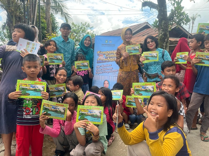GEMAR MEMBACA: Ketua TP-PKK Kota Pontianak Yanieta Arbiastutie mengajak anak-anak di Gang Semut untuk gemar membaca.