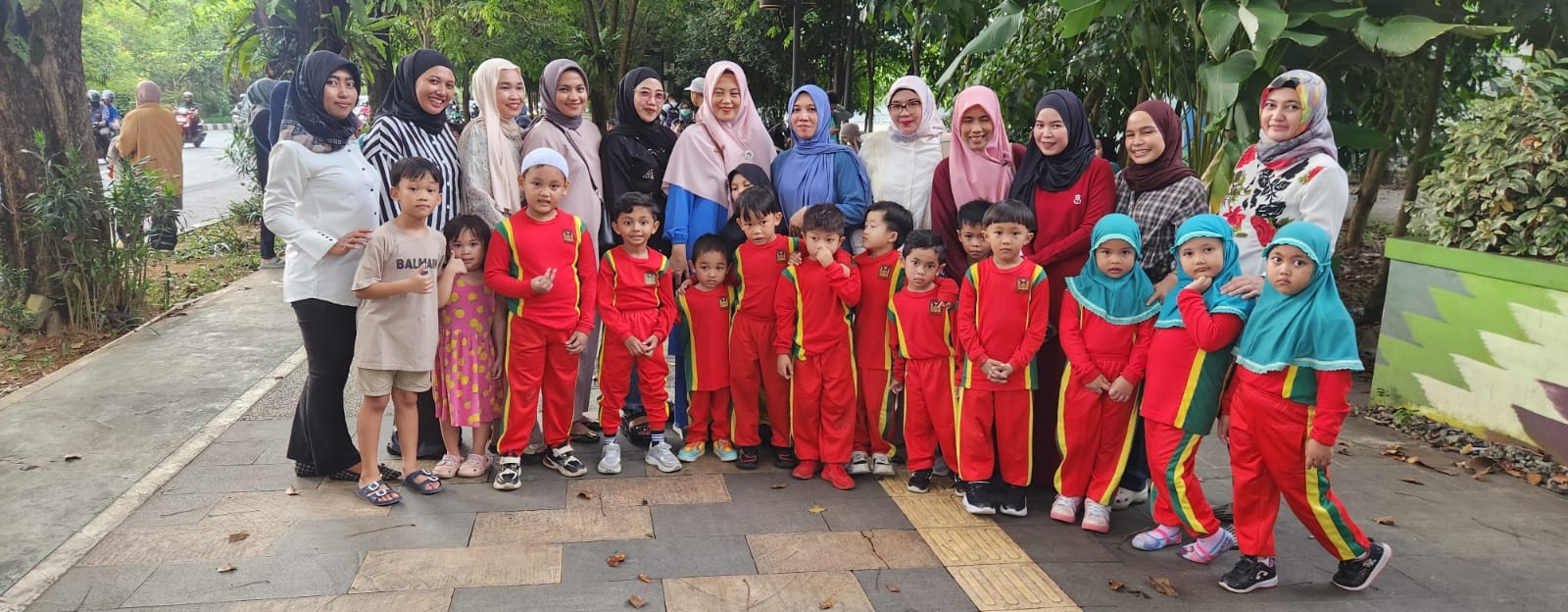 BERBAGI: Sejumlah murid, guru dan orang tua berfoto bersama usai kegiatan.