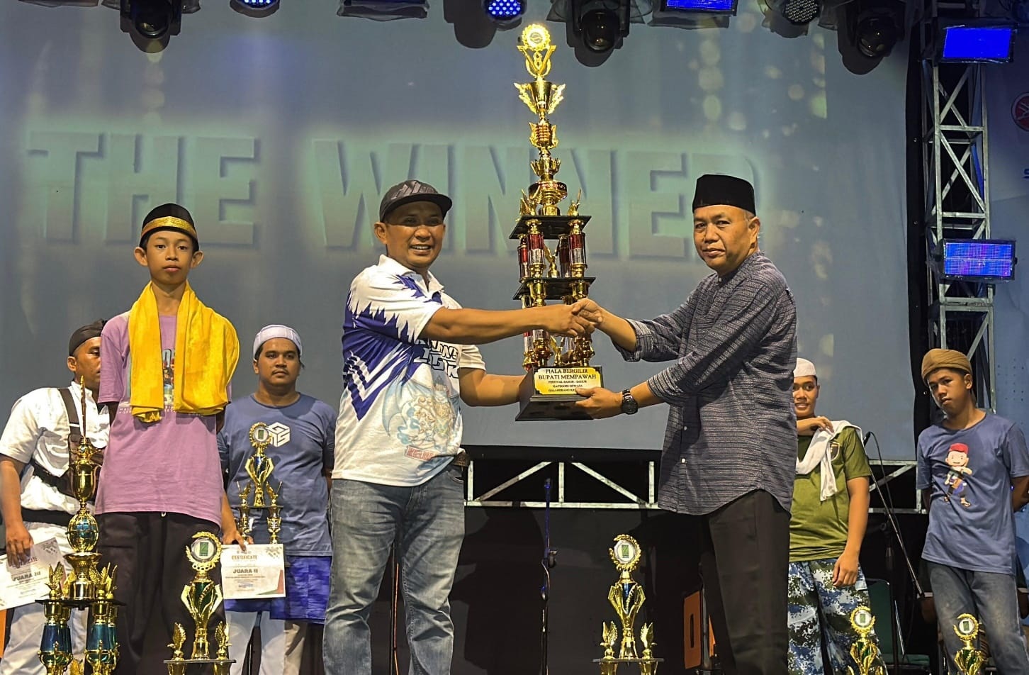 PENYERAHAN HADIAH: Wakil Bupati Juli Suryadi menyerahkan hadiah kepada pemenang pertama kategori umum.
