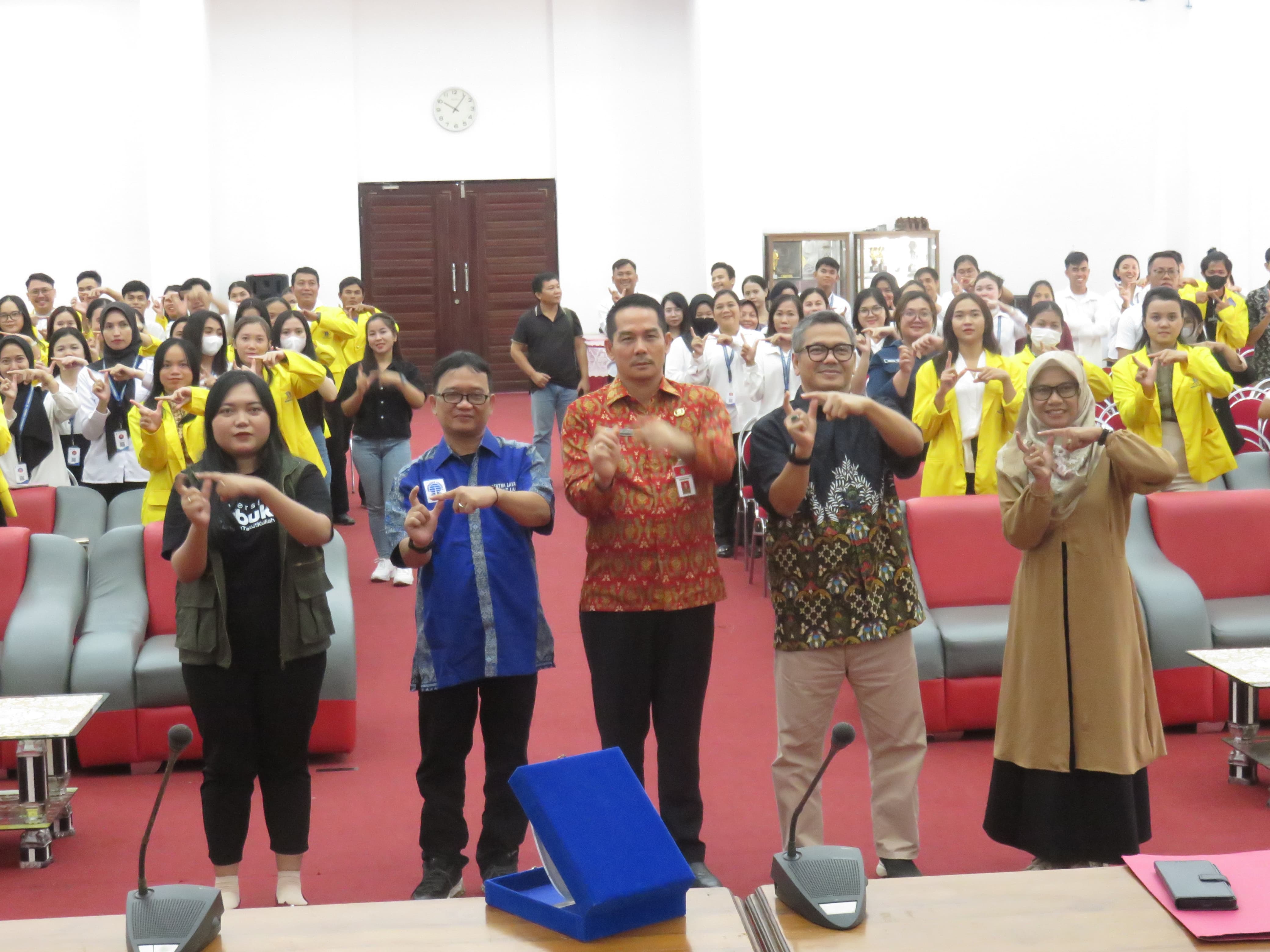 PENGUATAN KAPASITAS: Mahasiswa baru Sentra Layanan Universitas Terbuka (Salut) Landak mengikuti kegiatan penguatan kapasitas dan keterampilan belajar daring, di Aula Kantor Bupati Landak.