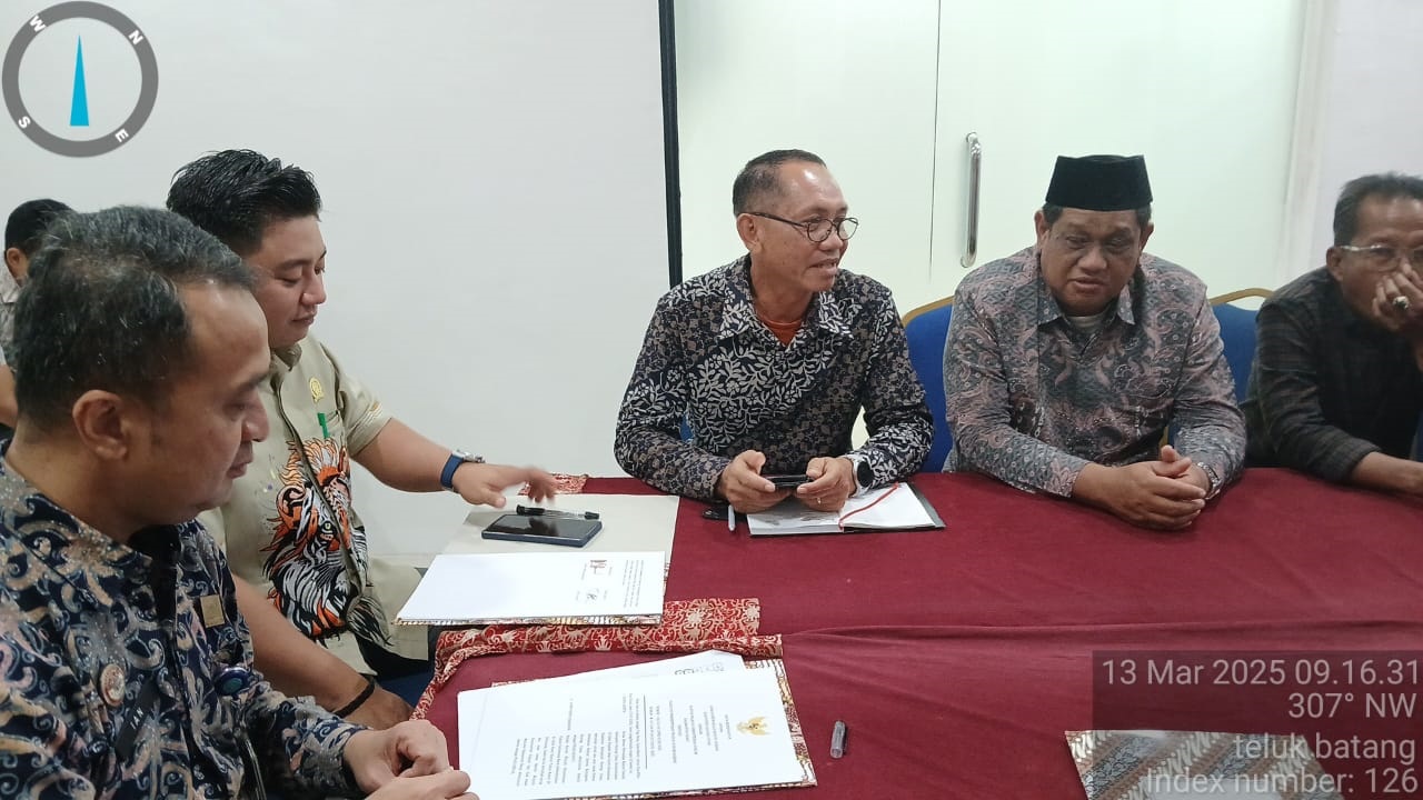 MOU: &nbsp;Wakil Ketua Bapemperda DPRD KKU, Alias (kanan) di acara penandatanganan MoU DPRD KKU dengan Kantor Kanwil Kemenhum Kalbar di Pontianak, Kamis (13/3).