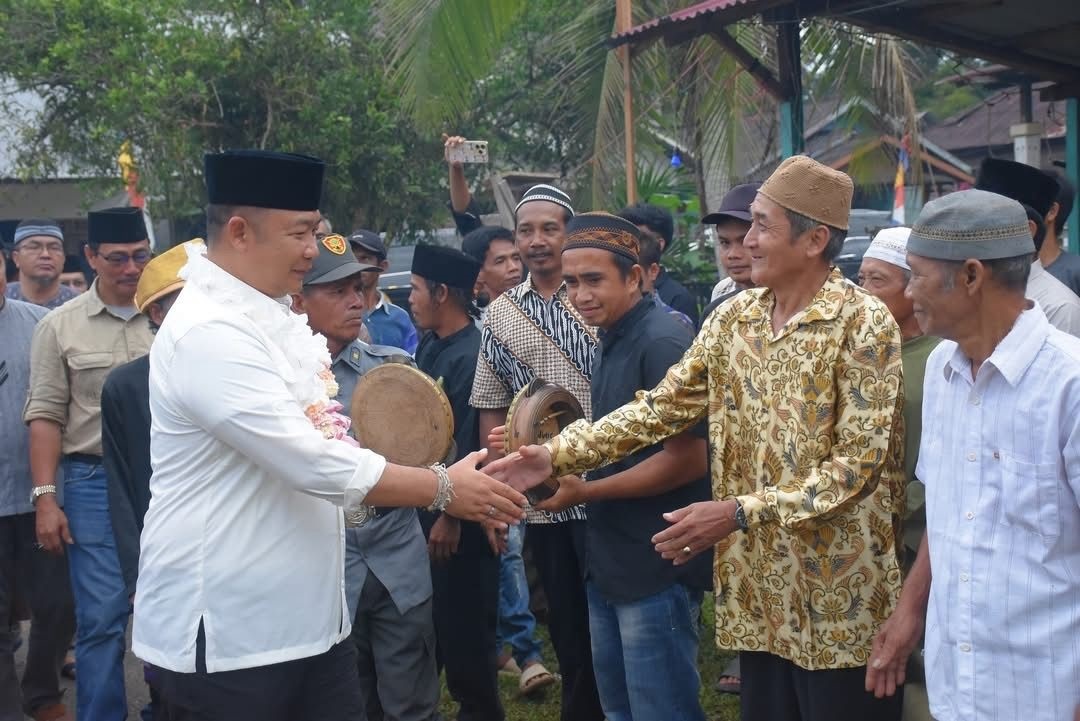 SAFARI RAMADAN: Bupati Ketapang, Alexander Wilyo, disambut warga saat menghadiri Safari Ramadan di Simpang Dua, Sabtu (15/3).