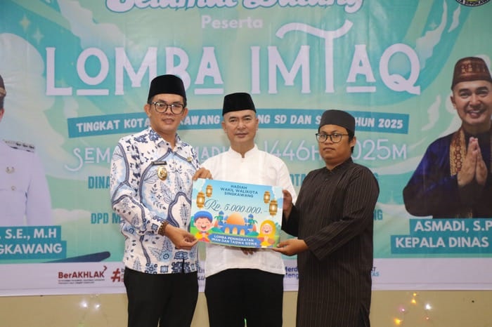HADIAH: Wakil Wali Kota Singkawang, Muhammadin menyerahkan hadiah kepada salah satu pemanang Lomba Imtak di Rumah Melayu Balai Serumpun, baru-baru ini.