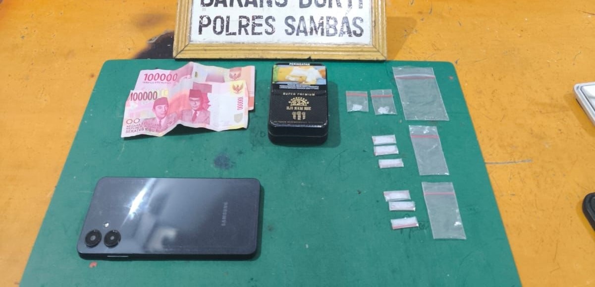 BARANG BUKTI: Sejumlah barang bukti yang diamankan polisi dari tersangka AB (21).