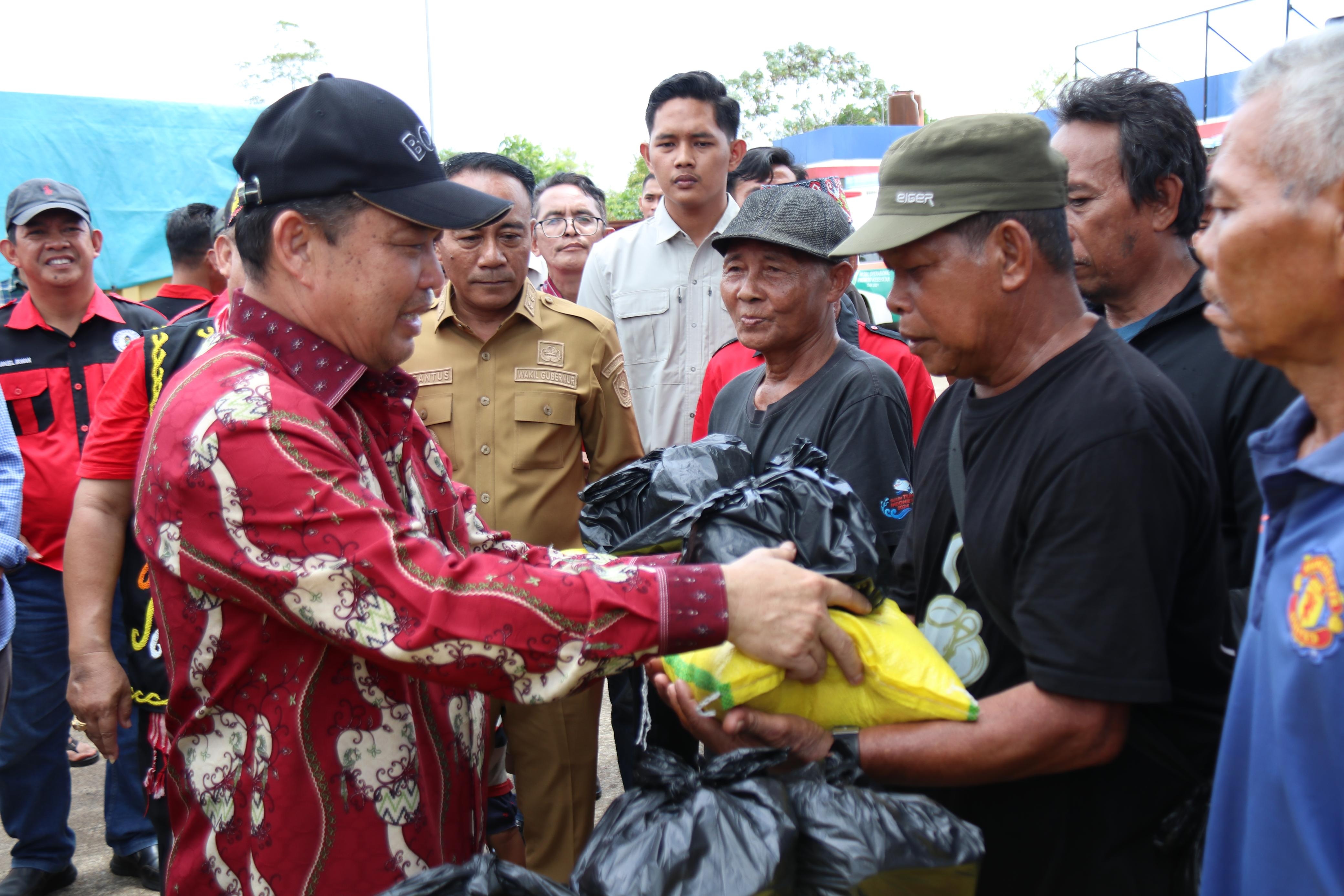 BANTUAN: Gubernur Ria Norsan bersama Wagub Krisantus Kurniawan menyerahkan bantuan ke masyarakat terdampak banjir di Jalan Trans Kalimantan.