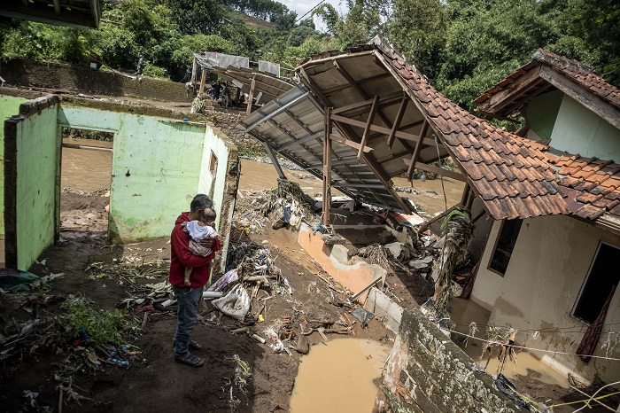Warga melihat rumah yang rusak pascabanjir bandang di Kampung Guha Mulya, Desa Nyalindung, Cipatat, Kabupaten Bandung Barat, Jawa Barat, Minggu (16/3/2025). Menurut data sementara yang dihimpun BPBD Kabupaten Bandung Barat, bencana banjir bandang yang dip