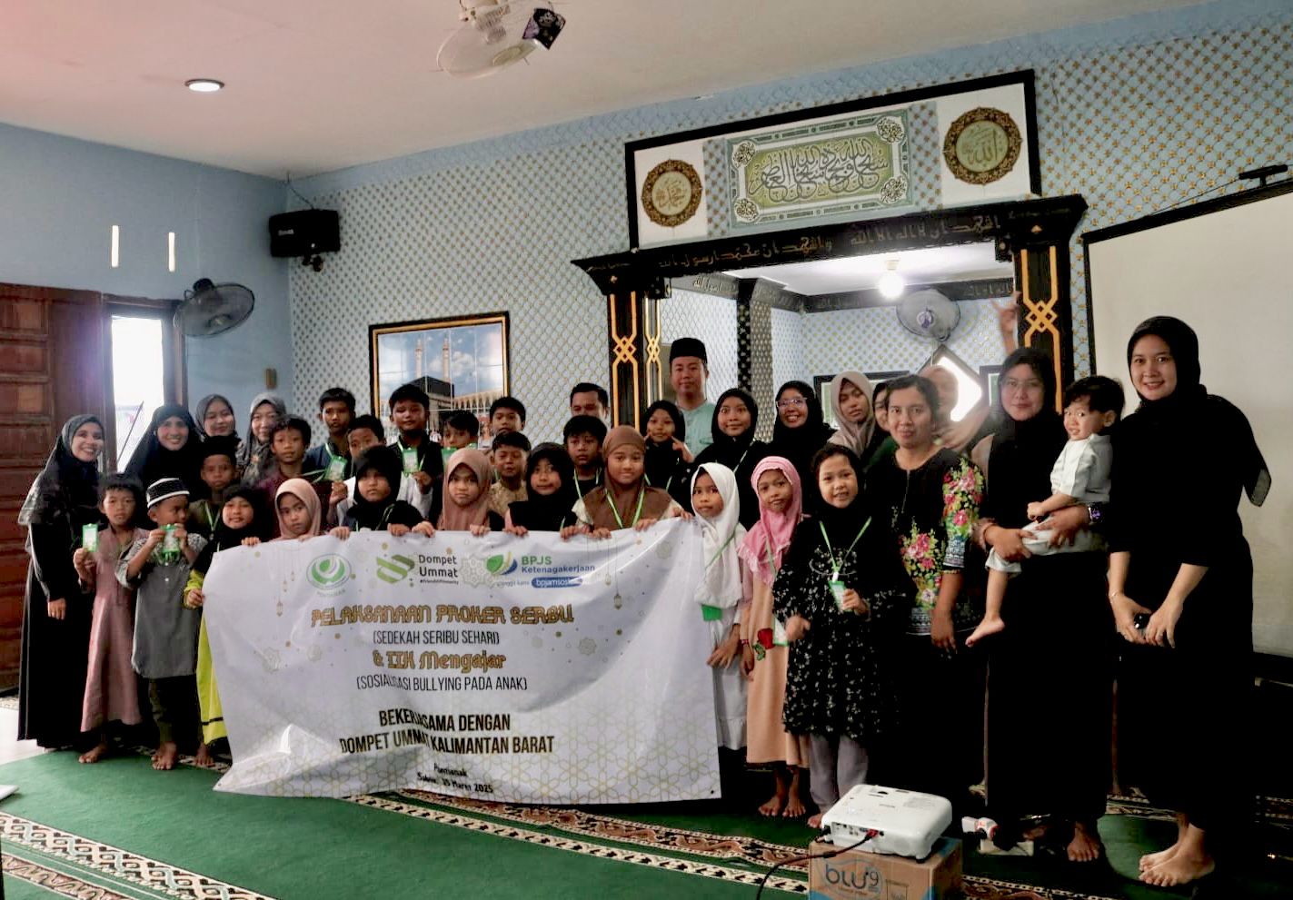 Foto bersama saat kegiatan Ramadan Edu Fun Camp, kegiatan kolaborasi antara Dompet Ummat dengan Ikatan Istri Karyawan (IIK) BPJS Ketenagakerjaan wilayah Kalimantan Barat.
