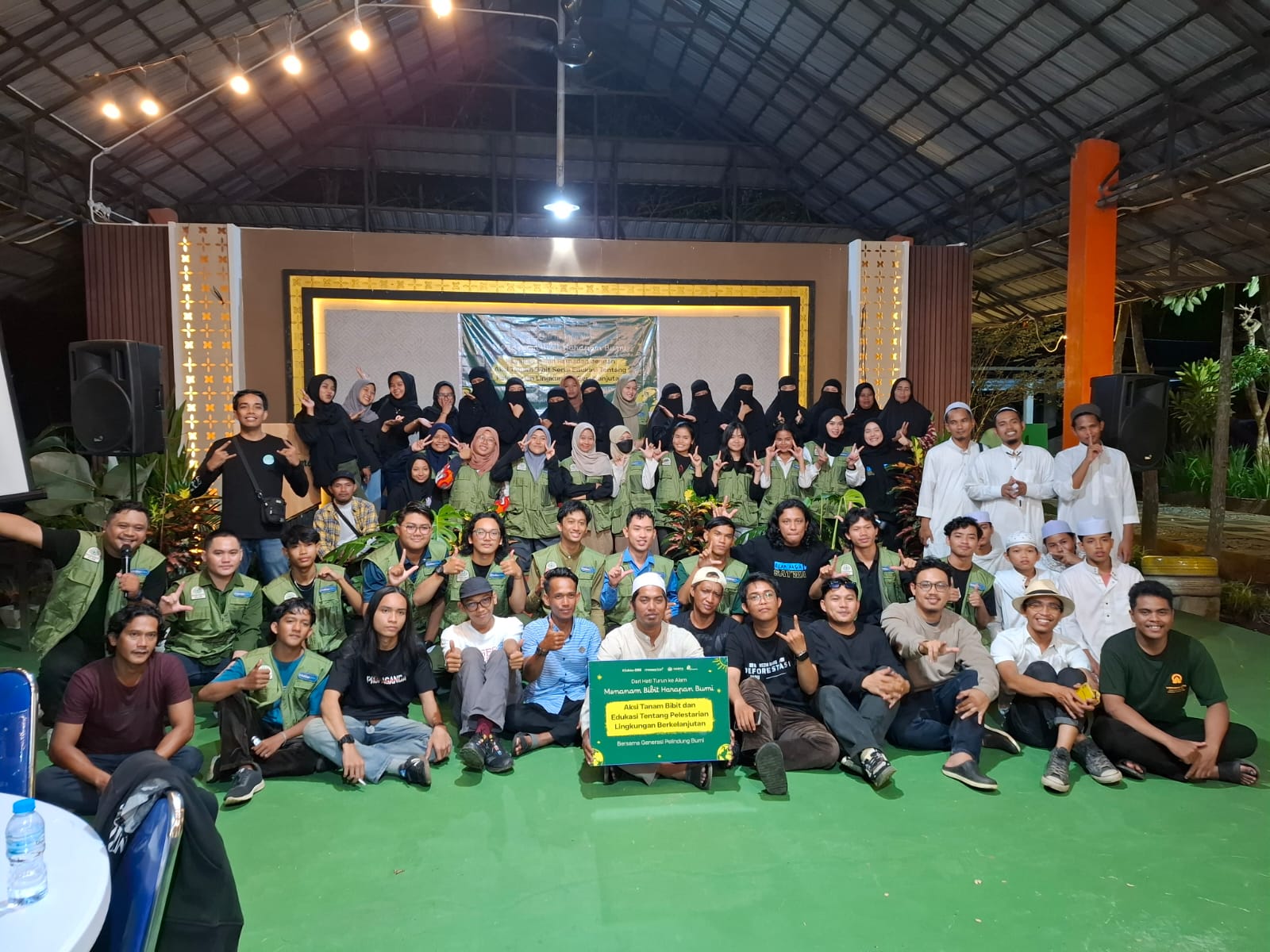 Foto bersama Gemawan, Kitabisa, dan HARPA saat menggelar Edukasi Lingkungan dan Penanaman Pohon di Kubu Raya.