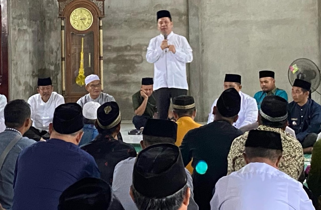 CERAMAH: Bupati Sambas,&nbsp; Satono saat memberikan ceramah dalam Safari Ramadan di Masjid Miftahudin, Desa Gelik, Kecamatan Selakau Timur, pada Jumat (14/3).