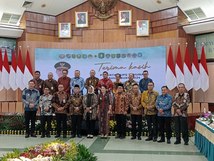DIABADIKAN: Sejumlah kepala daerah di Kalimantan Barat menghadiri RUPS Tahunan Tahun Buku 2024 Bank Kalbar yang dilaksanakan di Aula Bank Kalbar, Pontianak, Jumat (14/3).