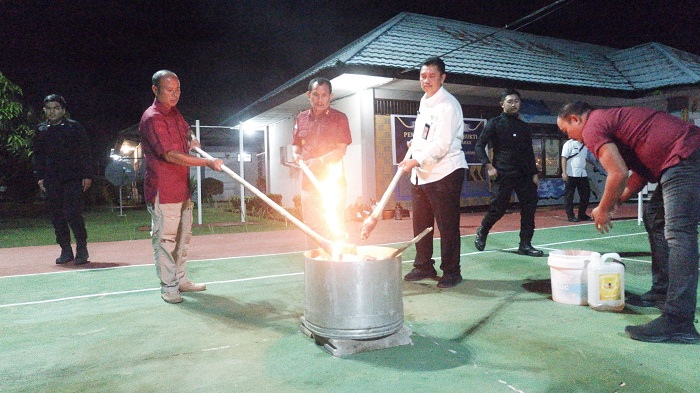 MUSNAHKAN: Kepala Kanwil Ditjen Pemasyarakatan Kalbar, Teguh Wibowo saat memusnahkan barang-barang terlarang yang masuk ke Rutan kelas IIB Landak.
