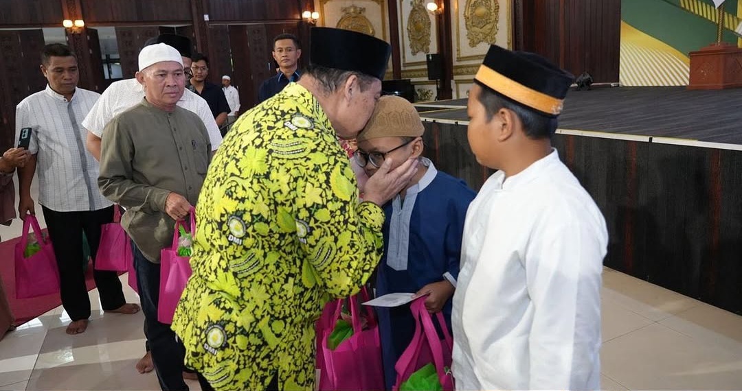 SANTUNAN: Gubernur Kalbar Ria Norsan bersama istri saat menyerahkan&nbsp;santunan&nbsp;saat peringatan Nuzulul Quran yang digelar di Pendopo Gubernur Kalbar.