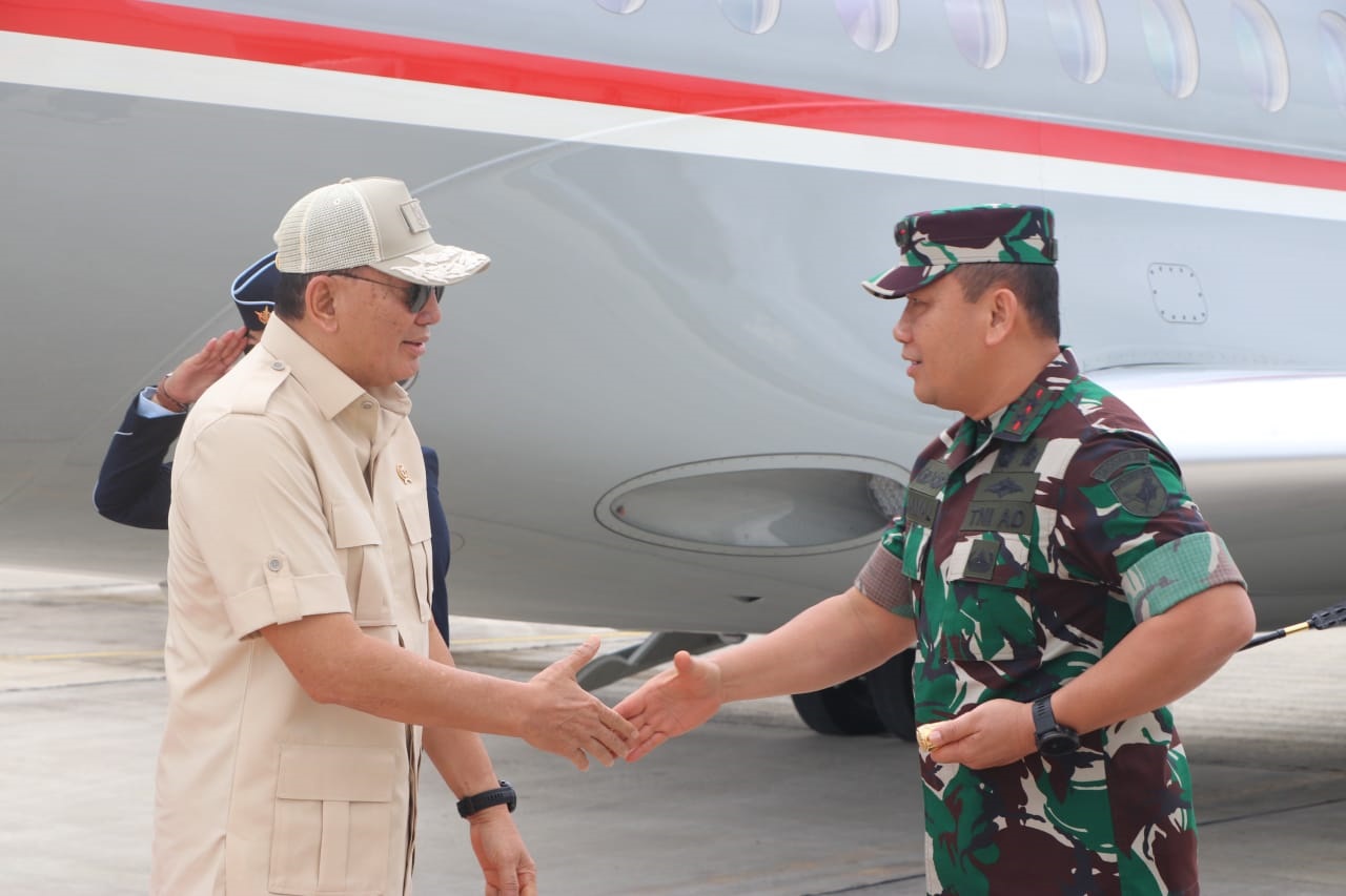 SAMBUT: Pangdam XII/Tanjungpura, Mayjen TNI Jamallulael saat menyambut kedatangan Menteri Pertahanan, Sjafrie Sjamsoeddin di Kota Singkawang, Jumat (14/3).&nbsp;