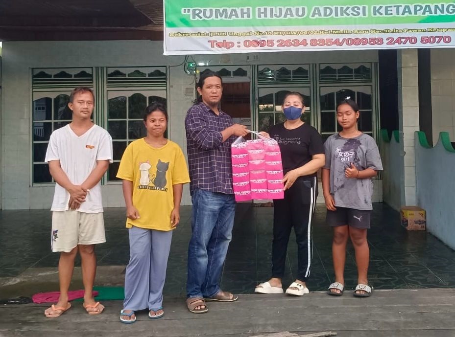 BAGIKAN TAKJIL: Anggota AJK menyerahkan takjil kepada rumah singgah ODGJ, Jumat (14/3) sore.