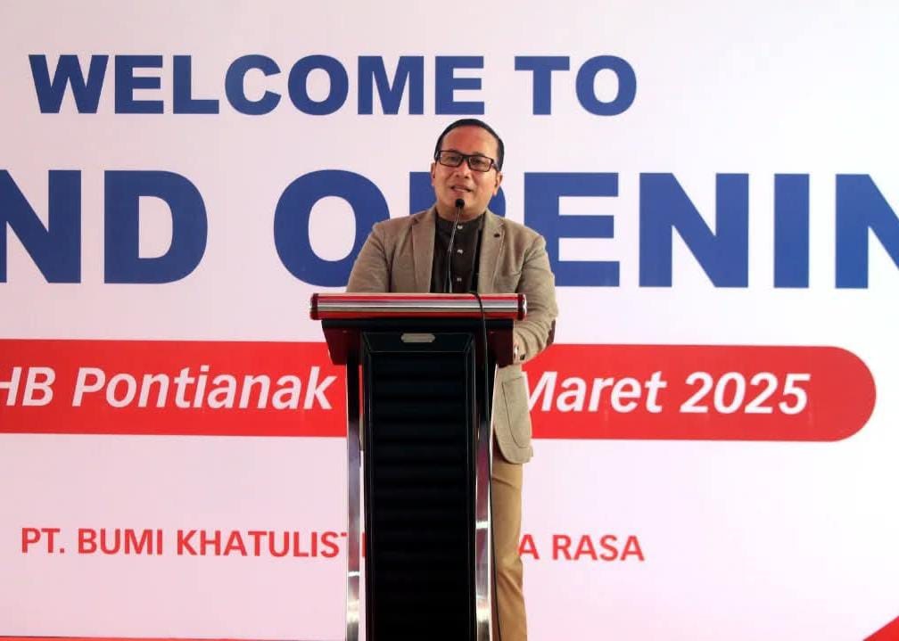 SAMBUTAN: Bupati Kubu Raya, Sujiwo saat memberikan sambutan dalam peresmian gerai Holland Bakery di Jalan Arteri Supadio, pada Sabtu (15/3).