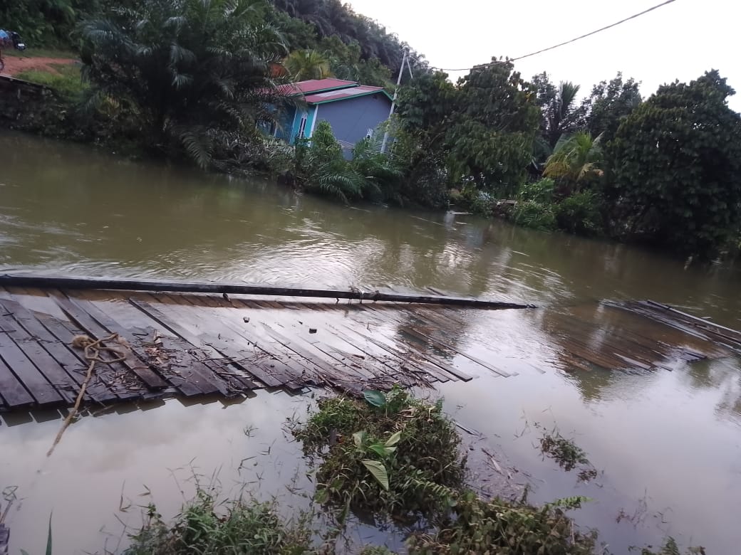 RUSAK: Banjir bandang akibat meluapnya Sungai Melawi mengakibatkan dua jembatan gantung putus, dan rusaknya jalur pipanisasi.