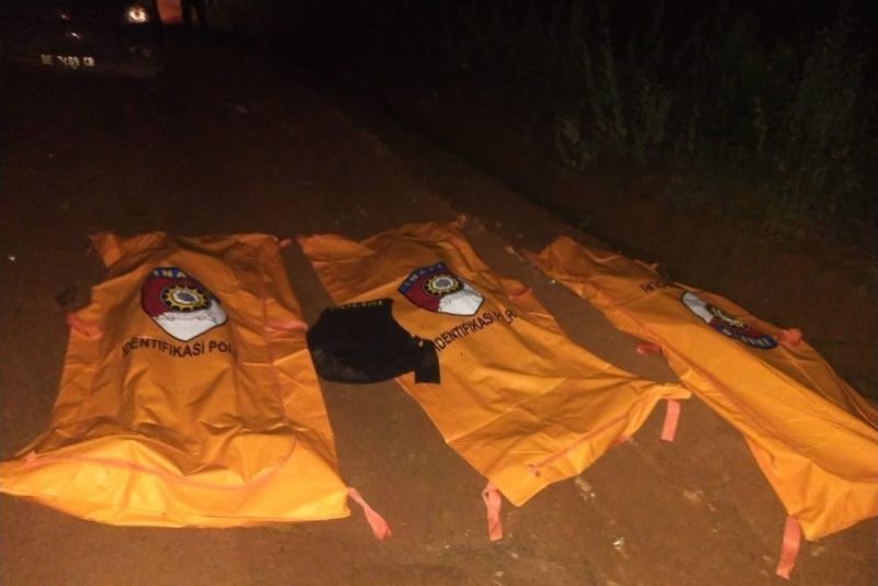 Tiga jenazah polisi yang gugur saat bertugas di Kabupaten Way Kanan. Lampung, Senin (17/3).