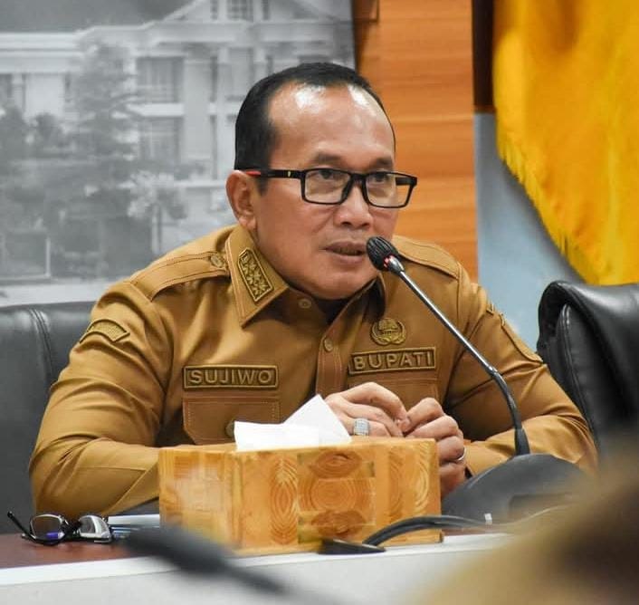 Bupati Kubu Raya, Sujiwo.