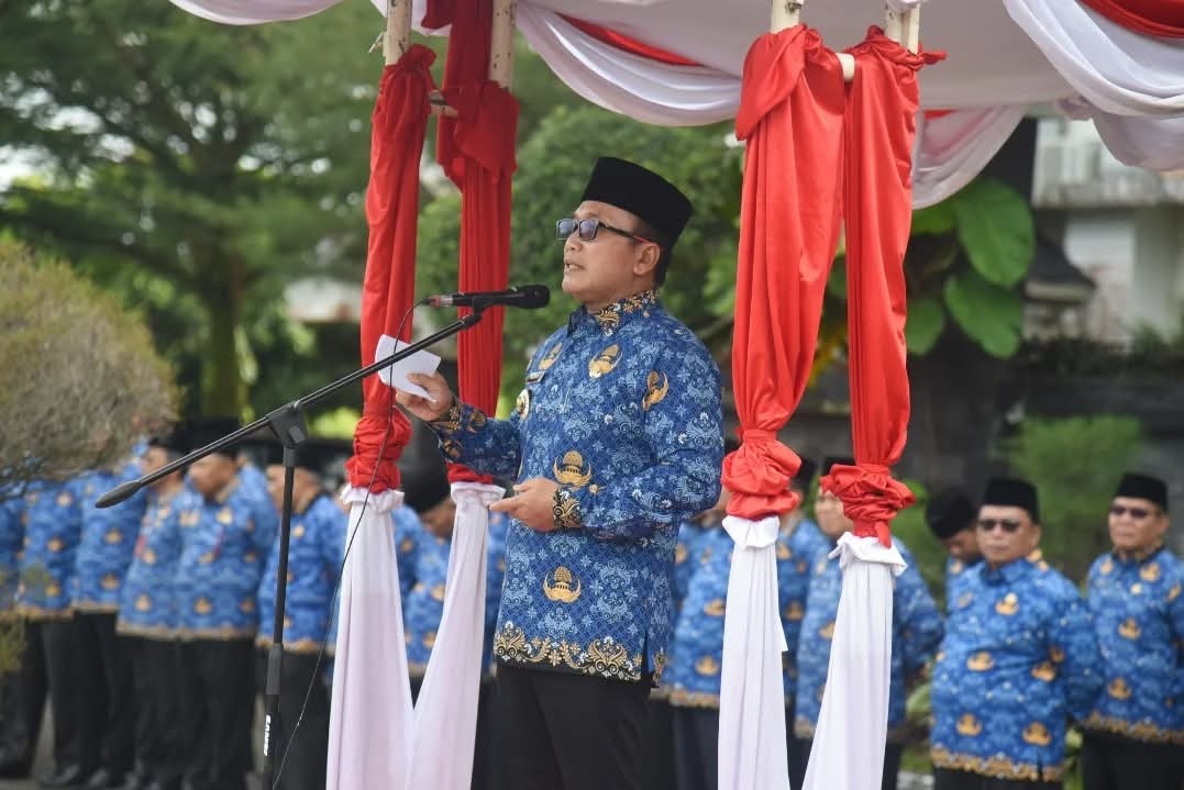 Arahan : Bupati Kubu Raya, Sujiwo memberikan arahan saat memimpin Apel Gabung ASN di Lingkungan Pemkab Kubu Raya, Senin (17/3) di Halaman Kantor Bupati Kubu Raya.