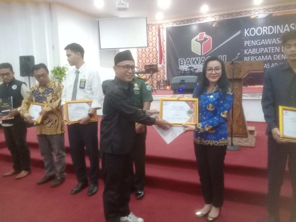 RAKOR : Bupati Landak Karolin Margret Natasa saat membuka Rapat Koordinasi dan evaluasi Bawaslu di Landak.