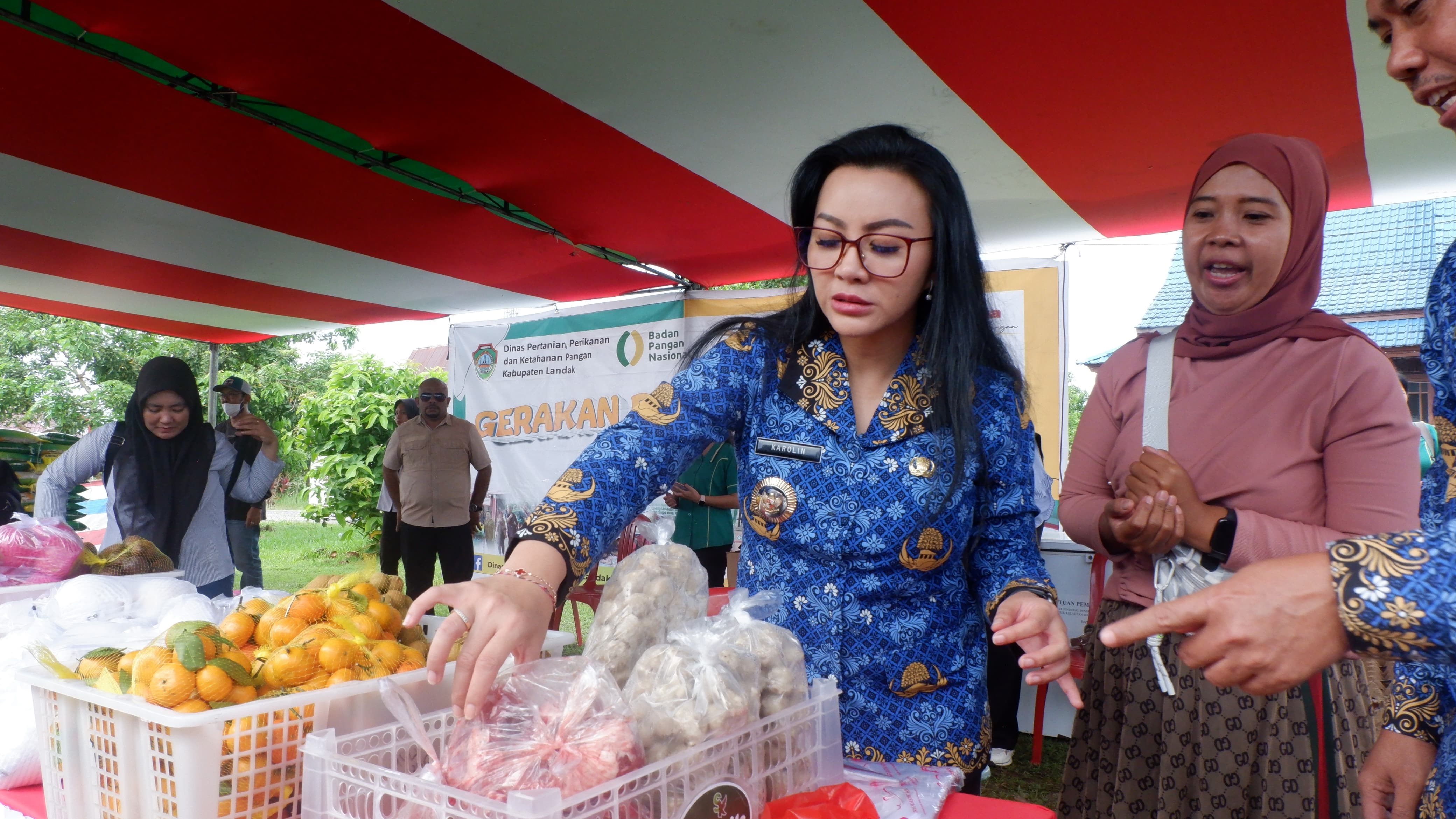 BUKA GPM : Bupati Landak Karolin Margret Natasa saat membuka Gerakan Pangan Murah bersama Perum Bulog Kalbar di Kabupaten Landak dalam menghadapi hari raya Idul Fitri.