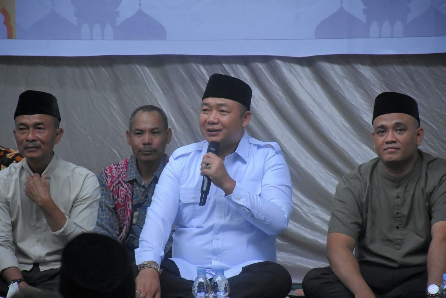 SAFARI RAMADAN : Bupati Ketapang, Alexander Wilyo, menyampaikan sambutan saat menghadiri Safari Ramadan di Sungai Melayu Rayak, Minggu (16/3).