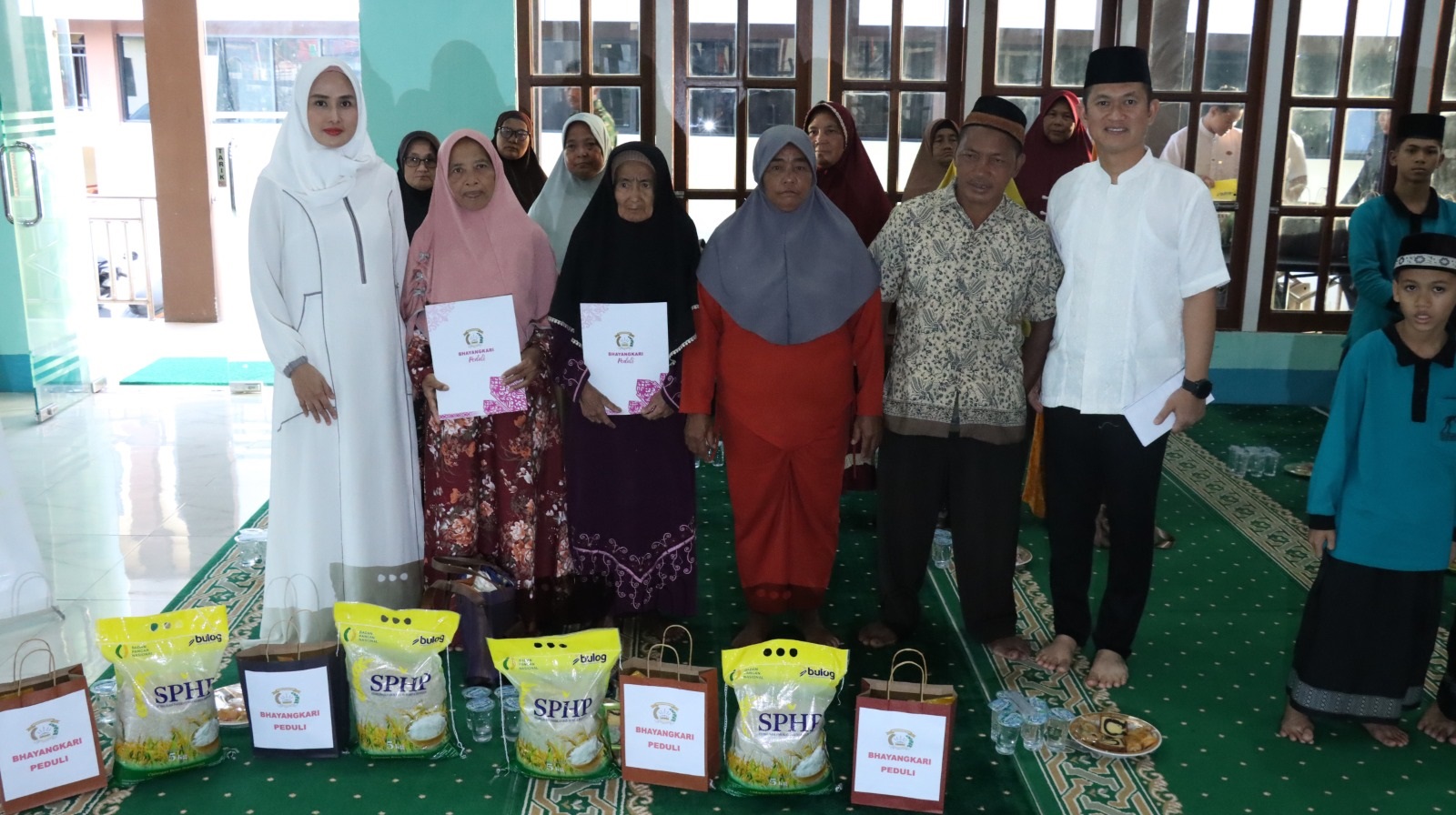 BERSAMA DHUAFA : Kapolres Kapuas Hulu AKBP Hendrawan bersama istri saat berbuka puasa bersama anak yatim dan kaum Dhuafa.